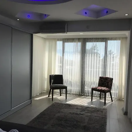 Oezel Havuzlu Ultra Lueks * Kuşadası