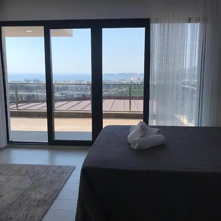 Oezel Havuzlu Ultra Lueks Kuşadası