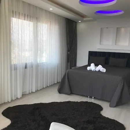 Oezel Havuzlu Ultra Lueks * Kuşadası